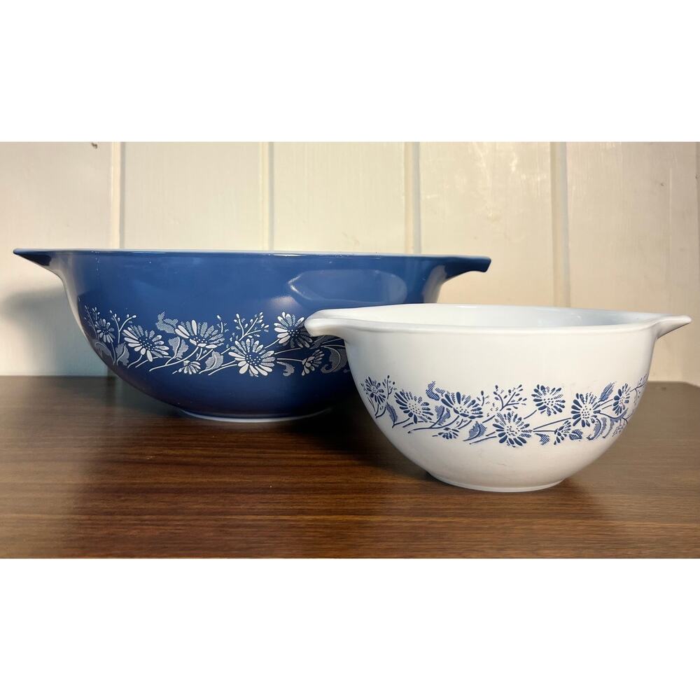 VTG PYREX Colonial Mist Cinderella Mixing Bowls Blue 444 (4L) White 441 (750ml)